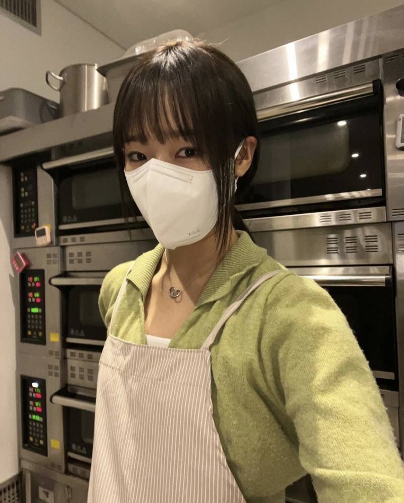 본인 얼굴보다 큰 장갑 끼고 베이킹 하는 여자 아이돌 | 인스티즈