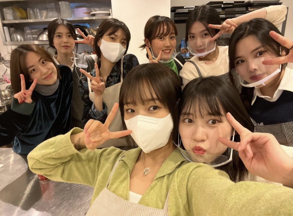 [잡담] 위키미키 멤버들 다 같이 베이킹 하는 모습 보기 좋다 | 인스티즈