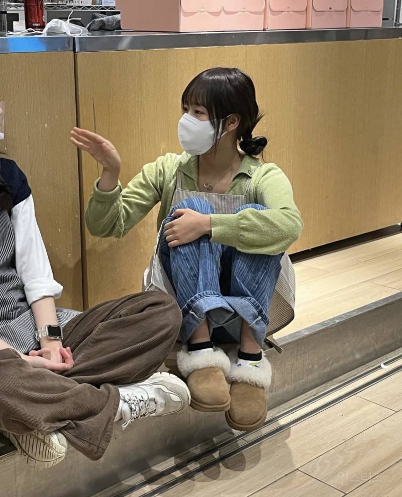 본인 얼굴보다 큰 장갑 끼고 베이킹 하는 여자 아이돌 | 인스티즈
