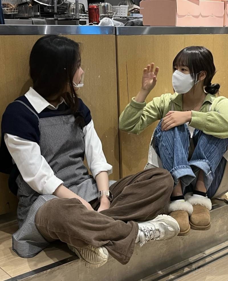 본인 얼굴보다 큰 장갑 끼고 베이킹 하는 여자 아이돌 | 인스티즈