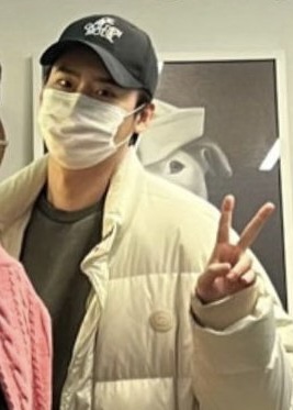 [잡담] 우와 이종석 아이유굿즈 모자 썼다 | 인스티즈