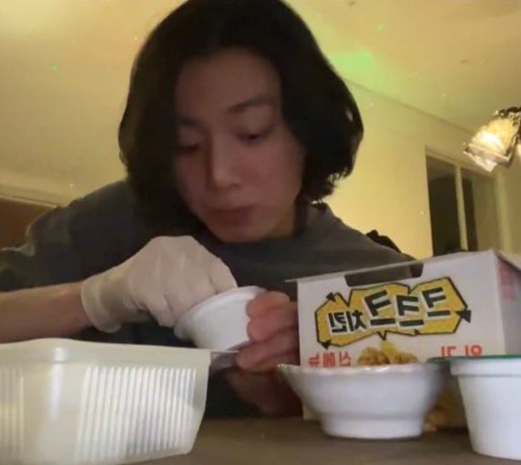 [잡담] 전정국 마늘소스 개 야무지게 싹싹 발라먹네 | 인스티즈
