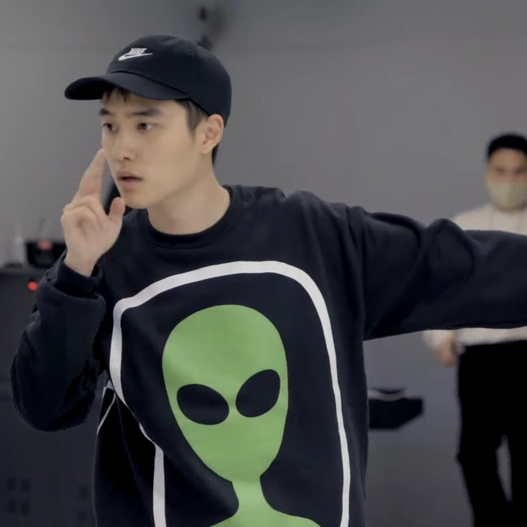 [잡담] 아니 도경수 옷 진짜 이상하네 | 인스티즈