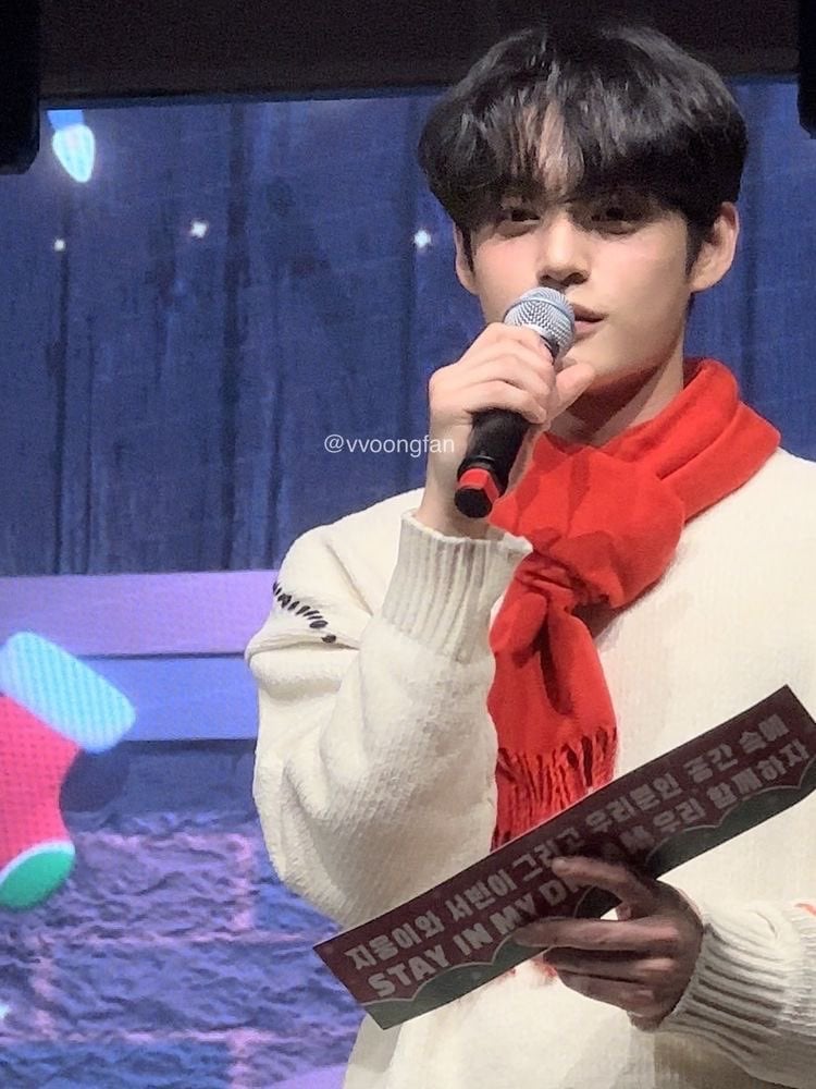 [잡담] 김지웅 가쿠란 봐봐 니트 봐보ㅏ 다 잘 어울린다고 | 인스티즈