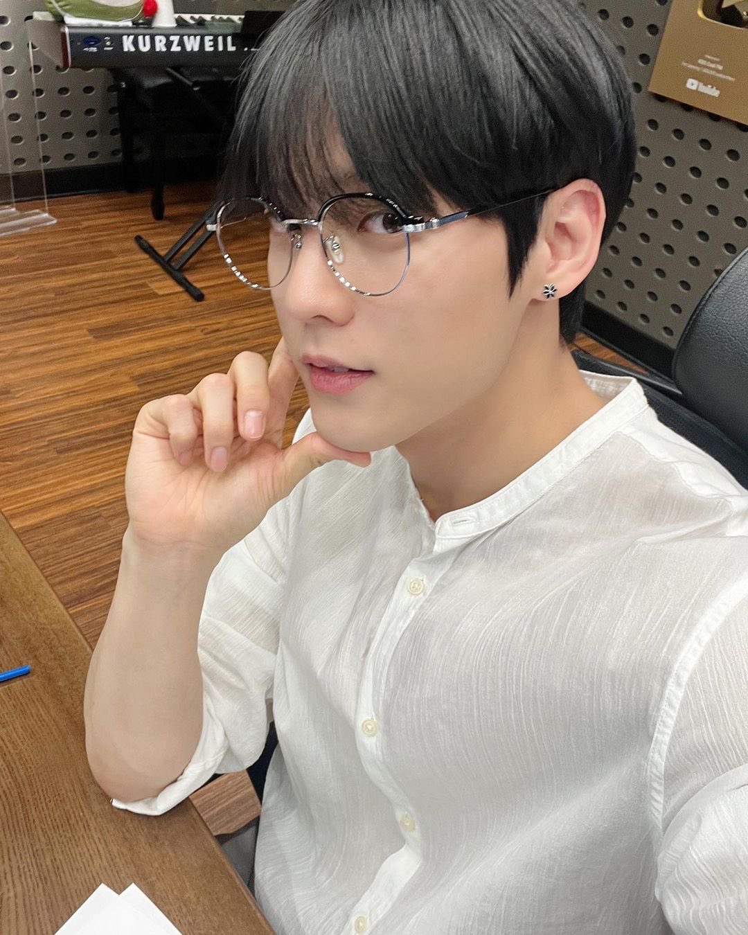 [잡담] 비투비 민혁이 안경 왜이렇게 잘어울리냐고ㅠㅠ | 인스티즈