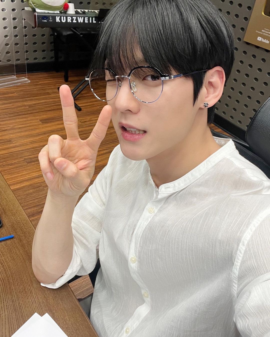 [잡담] 비투비 민혁이 안경 왜이렇게 잘어울리냐고ㅠㅠ | 인스티즈