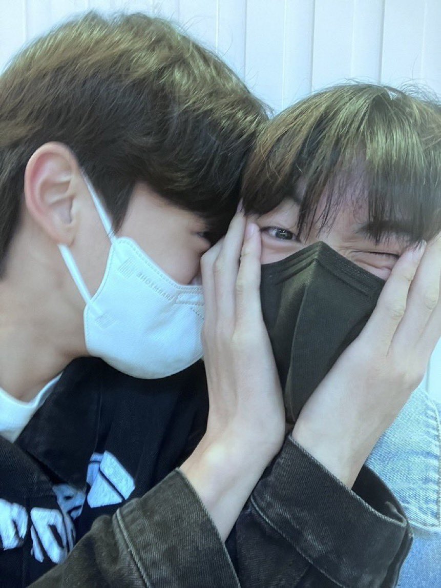 [잡담] 유진아기 유독 규빈이랑 있을때 더 말랑복숭아 되는거같음ㅋㅋㅋ | 인스티즈