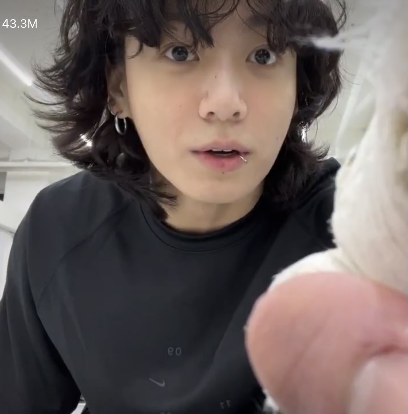[잡담] 전정국 이렇게 우유에 담근 초코볼같이 생겨도 되는거임?? | 인스티즈