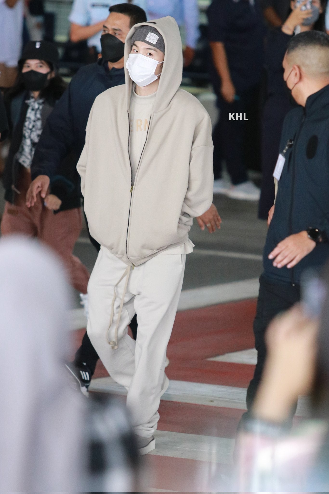 [잡담] 방탄 슈가 공항 넘나 집 앞 슈퍼 나오는 재질 | 인스티즈
