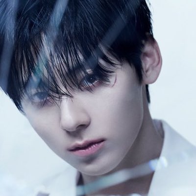 [잡담] 황민현이 이런 표정으로 쳐다볼때마다 어뜨케 해야할지 모르겠음 | 인스티즈