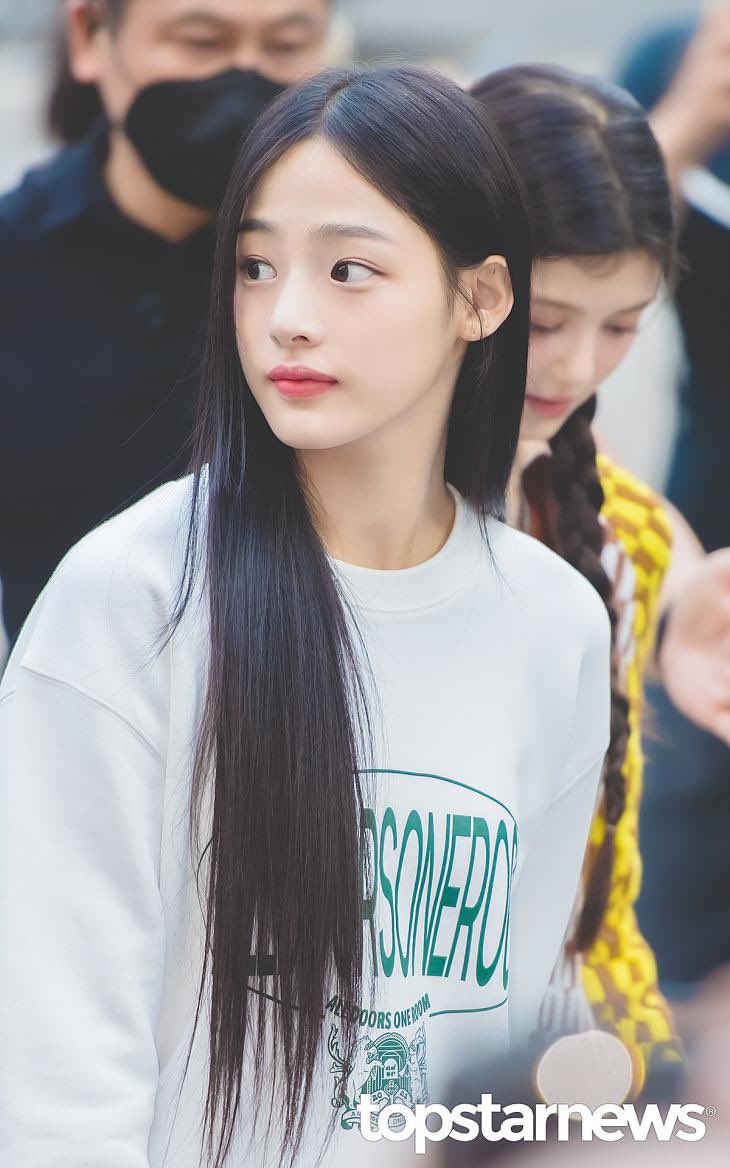 [잡담] 민지의 데뷔부터 지금까지! 뮤직뱅크 출근길 일대기❤️‍🔥 | 인스티즈