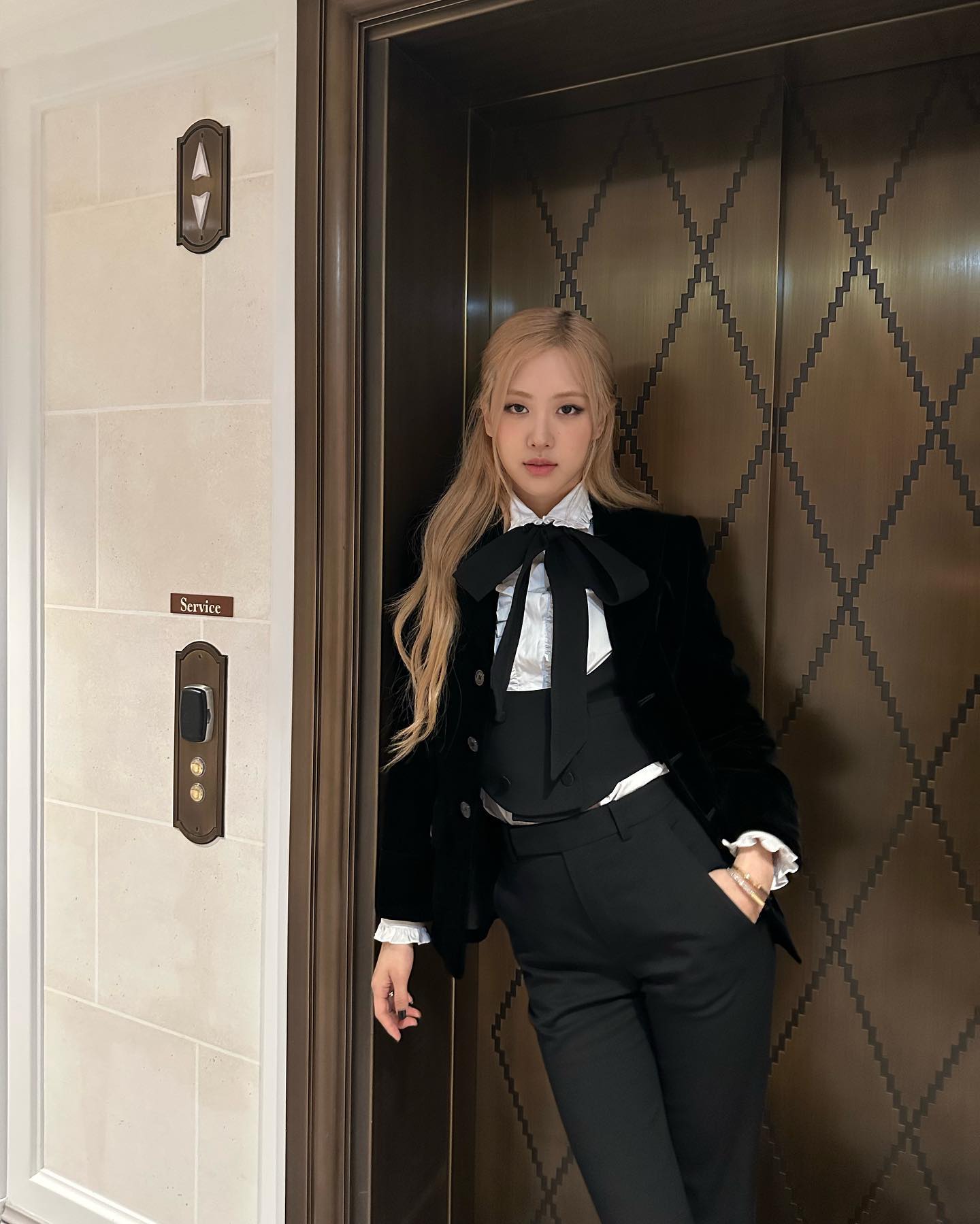 [잡담] 로제 생로랑 수트 진짜 잘어울려 | 인스티즈