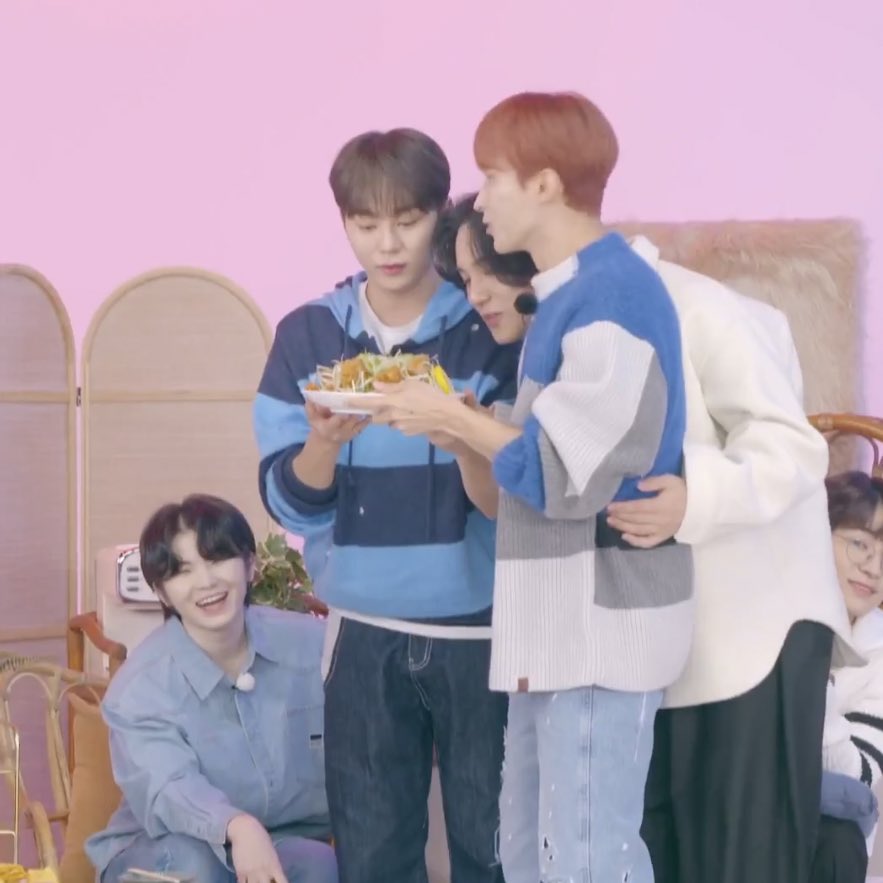 [잡담] 이정도면 세븐틴 명예 왕천파닭 엠버서더 시켜줘야 됨 | 인스티즈