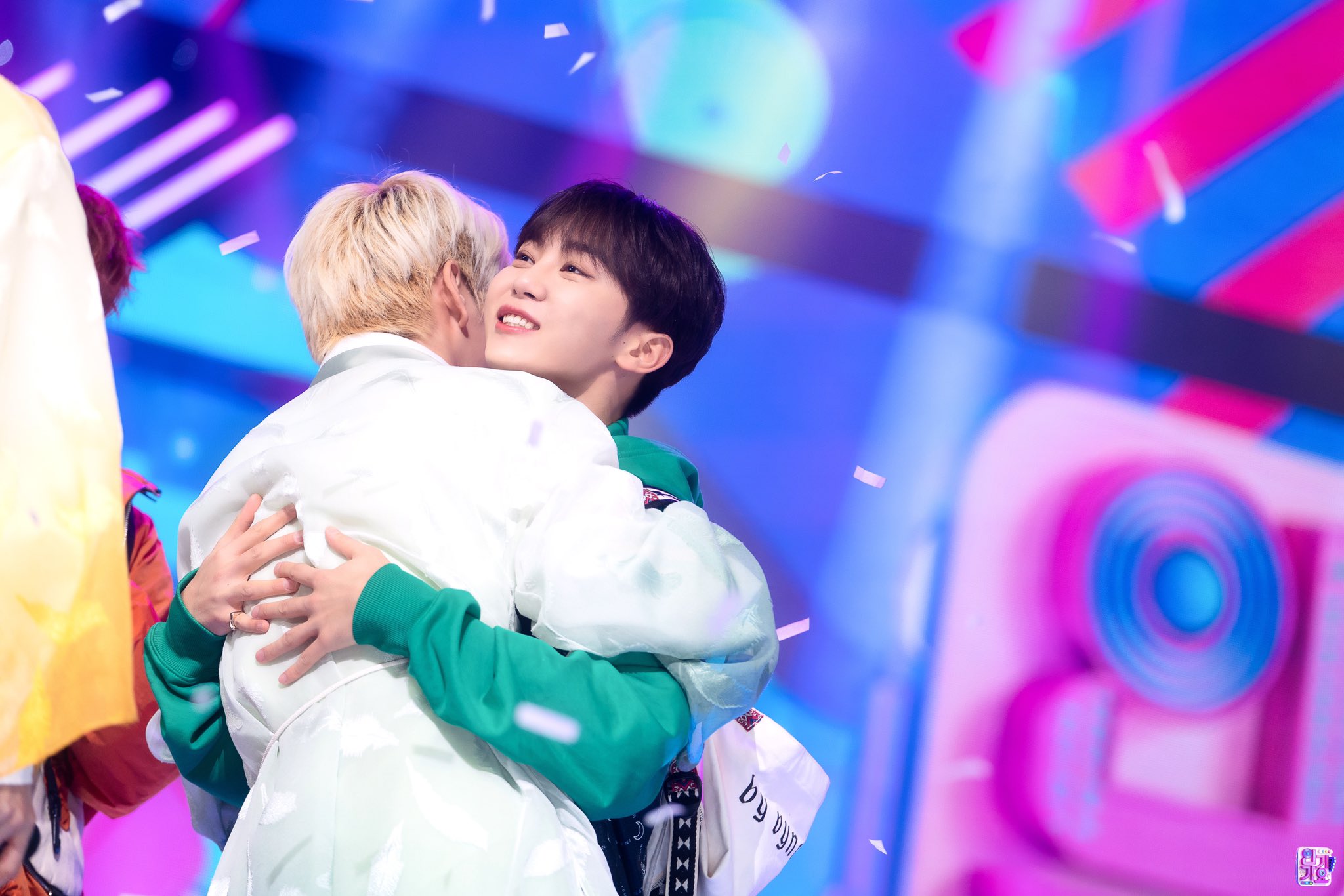 [잡담] 투바투 1위 사진에 부승관님 나왔어 ㅋㅋㅋㅋㅋㅋㅋ | 인스티즈