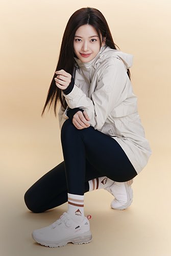 [잡담] 안유진 네파 사진 뜬거 너무 잘 어울린다 | 인스티즈