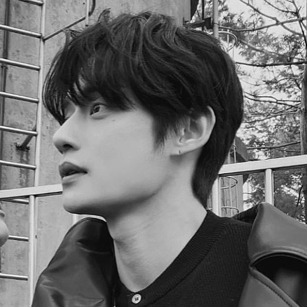 [잡담] 김지웅...오 잘생겼네로 시작해서 어..신경쓰인다...했다가 | 인스티즈