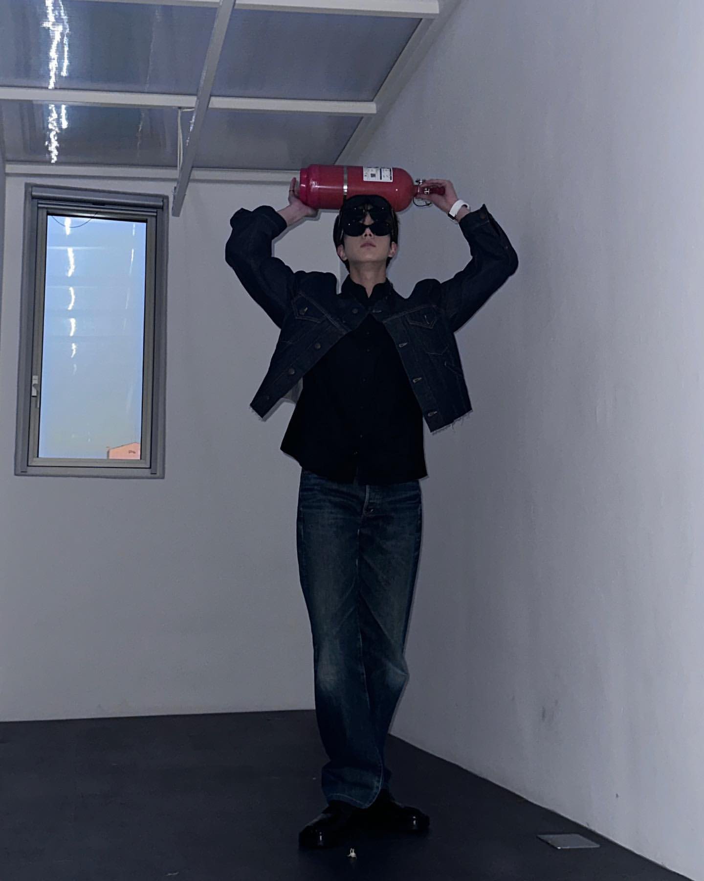 [잡담] 더보이즈 영훈 뉴 메종마르지엘라 x 젠틀몬스터 제품 인스타 광고 올린 사진 볼사람ㅋㅋㅋㅋ | 인스티즈