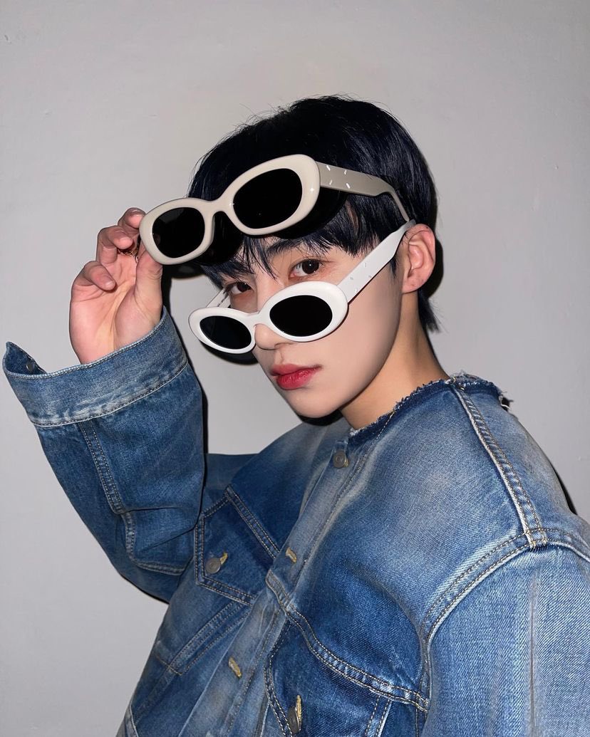[잡담] 더보이즈 영훈 뉴 메종마르지엘라 x 젠틀몬스터 제품 인스타 광고 올린 사진 볼사람ㅋㅋㅋㅋ | 인스티즈