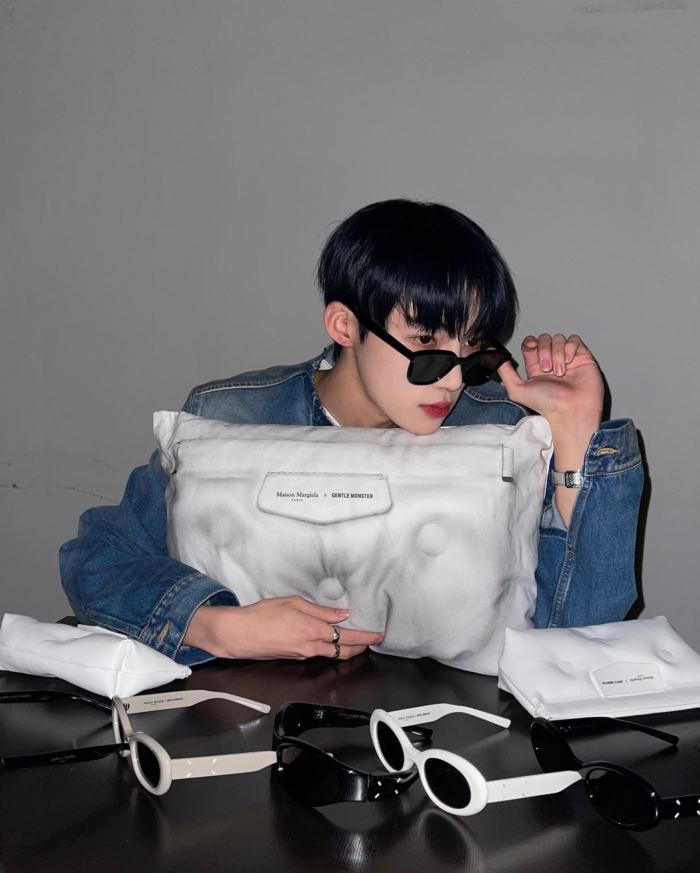 [잡담] 더보이즈 영훈 뉴 메종마르지엘라 x 젠틀몬스터 제품 인스타 광고 올린 사진 볼사람ㅋㅋㅋㅋ | 인스티즈