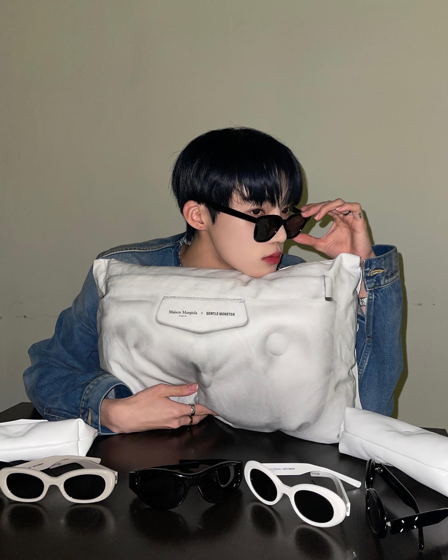 [잡담] 더보이즈 영훈 뉴 메종마르지엘라 x 젠틀몬스터 제품 인스타 광고 올린 사진 볼사람ㅋㅋㅋㅋ | 인스티즈