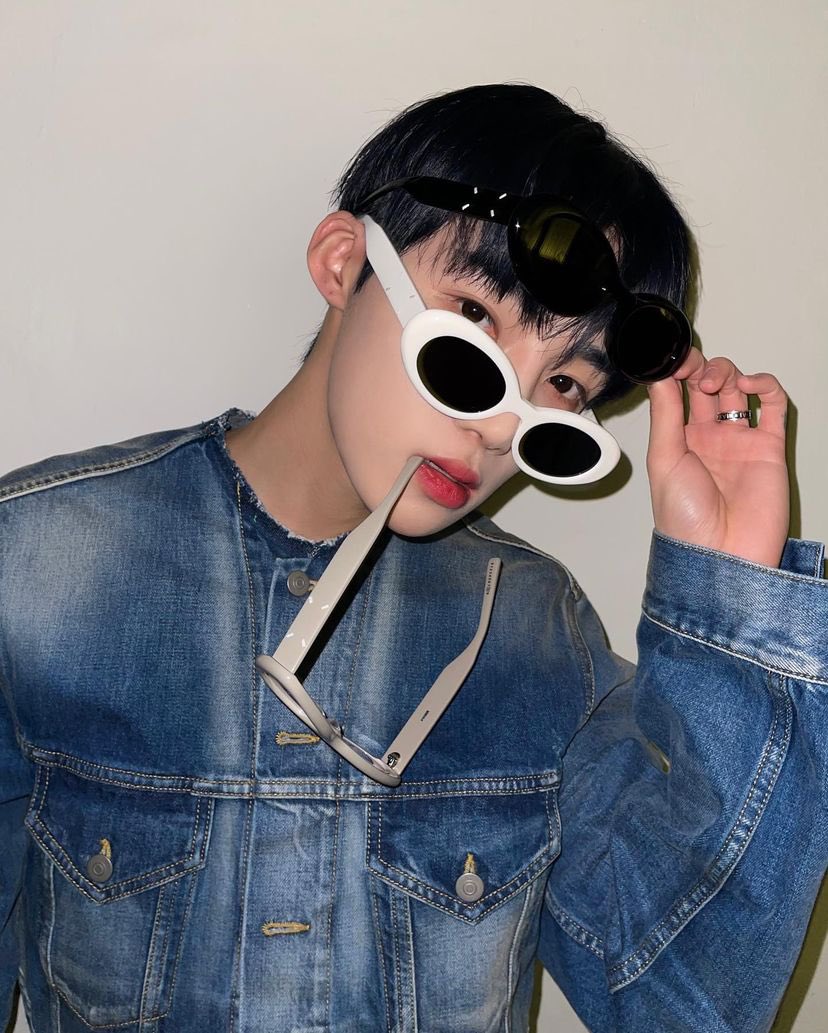 [잡담] 더보이즈 영훈 뉴 메종마르지엘라 x 젠틀몬스터 제품 인스타 광고 올린 사진 볼사람ㅋㅋㅋㅋ | 인스티즈