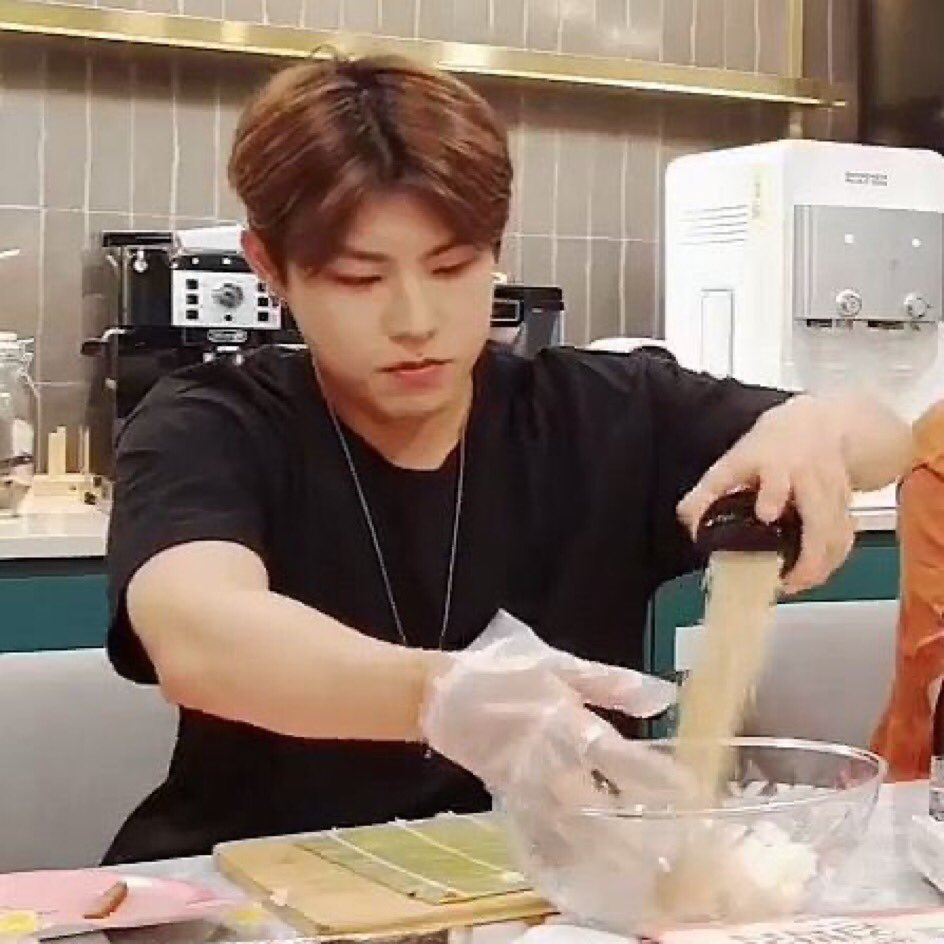 [잡담] 근데 김밥에 깨 이정도 들어가야 고소하지 | 인스티즈