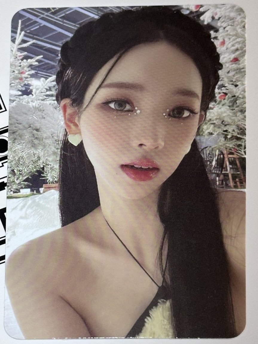 [잡담] 카리나 이런 얄궂은 아이템을 어뜨케 로판마냥 소화하는거임??? | 인스티즈