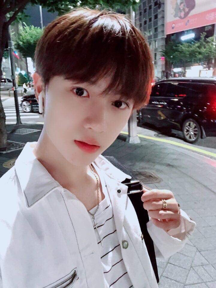 [잡담] 잠만 이거 요즘아이돌은과사도에어팟을끼고있음 그 짤이지 | 인스티즈