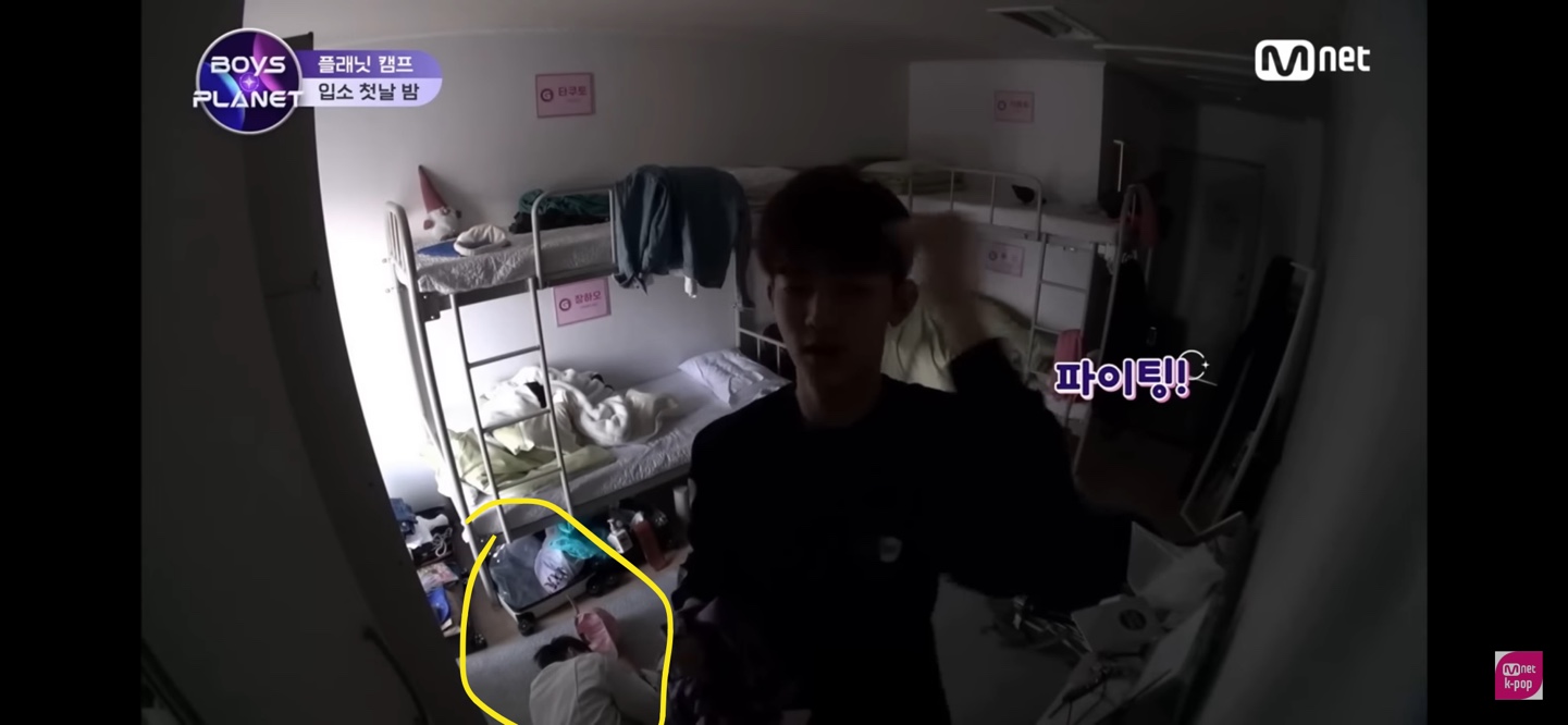 [잡담] 타쿠토 바닥에 누워있다가 그대로 잠든거 봤니… | 인스티즈