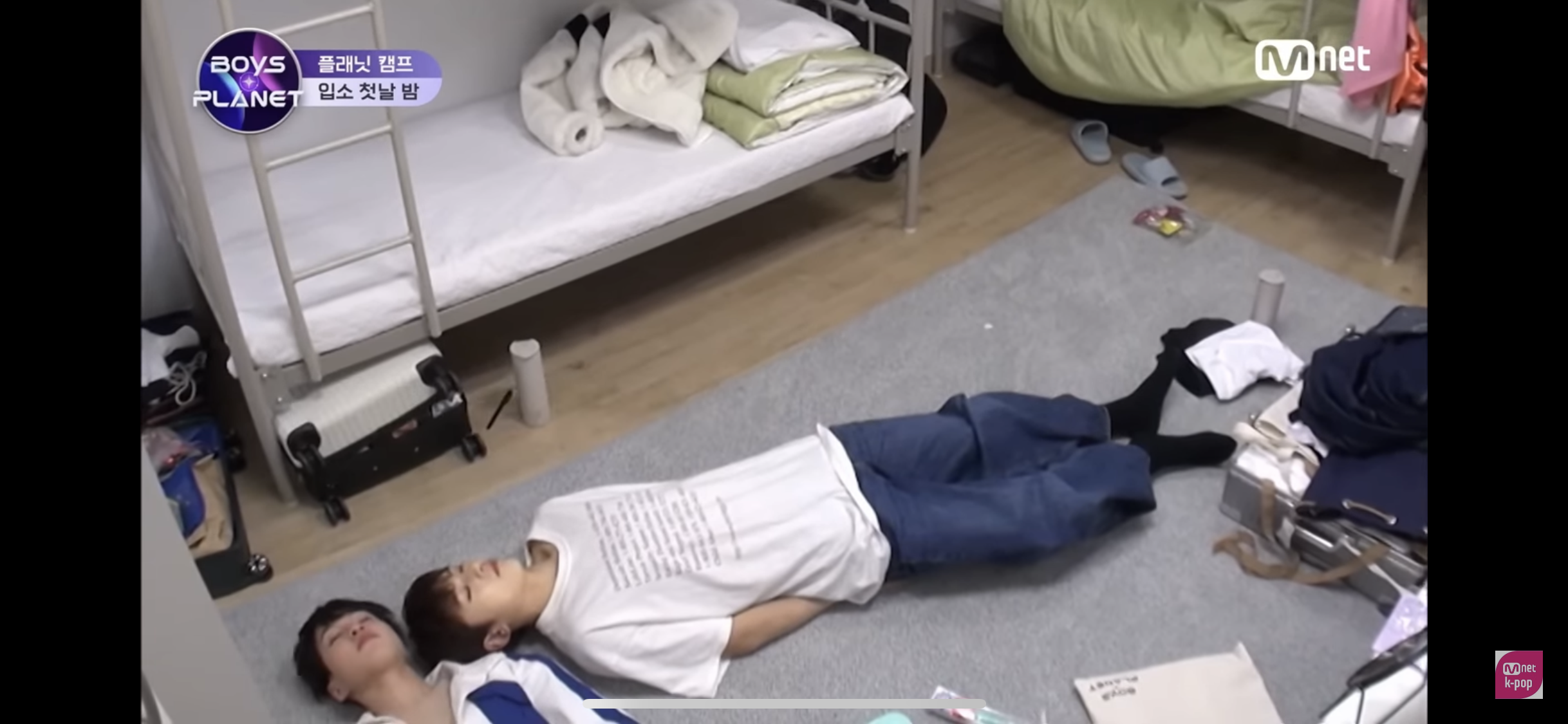 [잡담] 타쿠토 바닥에 누워있다가 그대로 잠든거 봤니… | 인스티즈