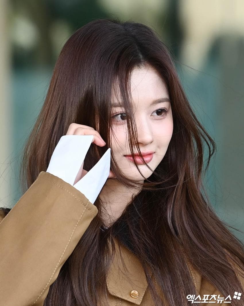 [잡담] 설윤 기사사진 보는데 바람때문에 머리가 말썽임 | 인스티즈