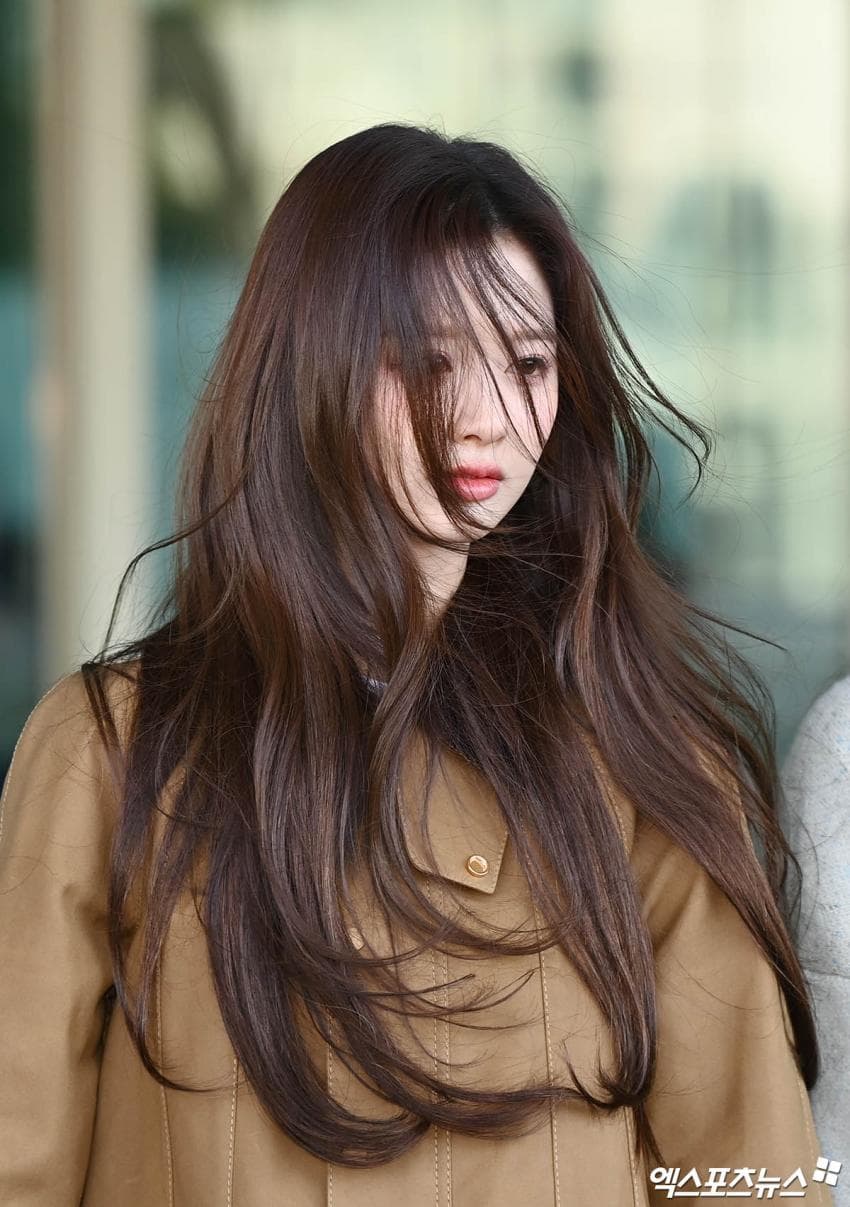 [잡담] 설윤 기사사진 보는데 바람때문에 머리가 말썽임 | 인스티즈