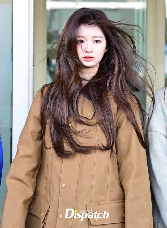 [잡담] 설윤 기사사진 보는데 바람때문에 머리가 말썽임 | 인스티즈