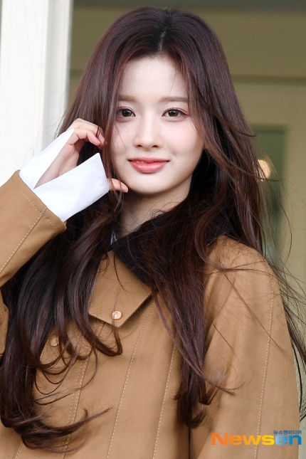 [잡담] 설윤 기사사진 보는데 바람때문에 머리가 말썽임 | 인스티즈