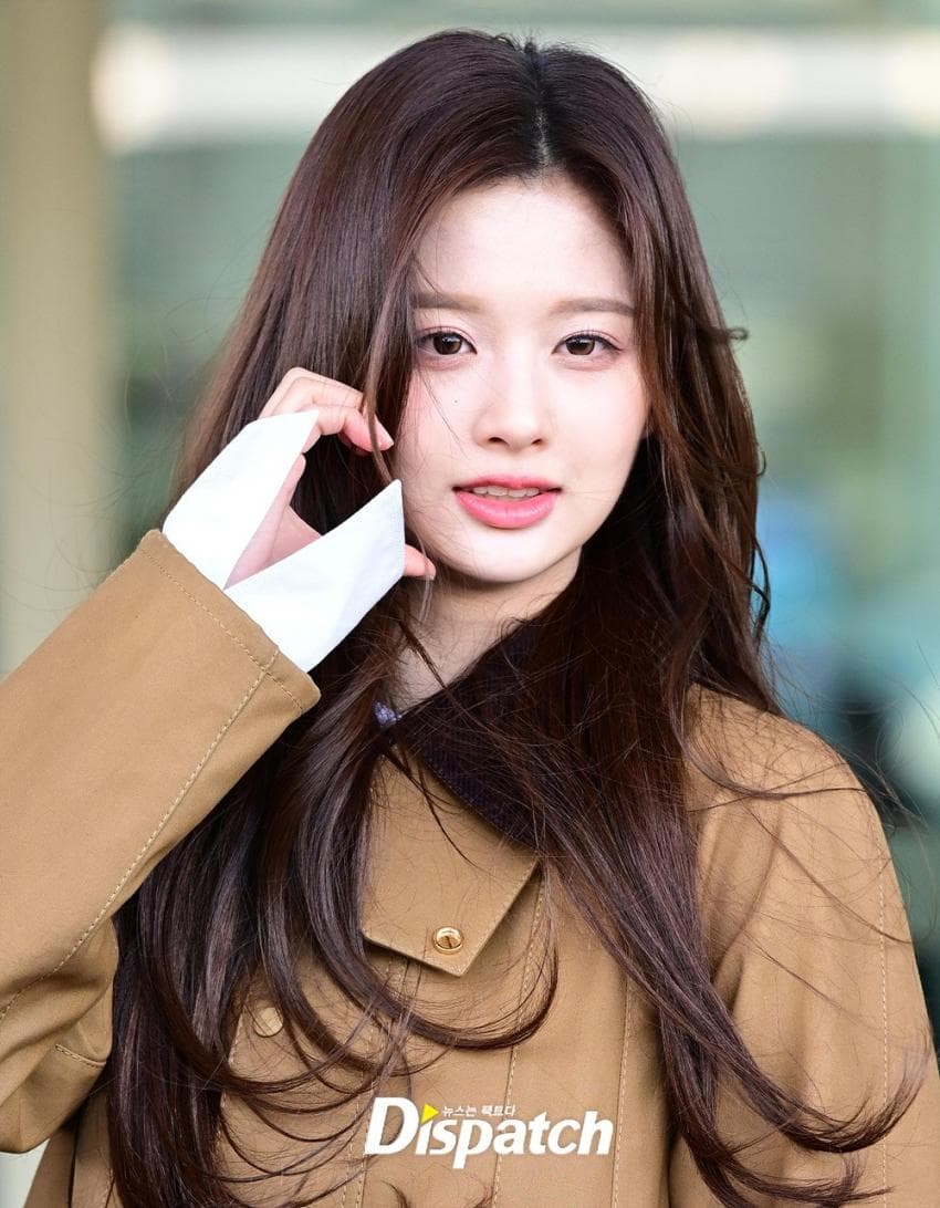 [잡담] 설윤 기사사진 보는데 바람때문에 머리가 말썽임 | 인스티즈