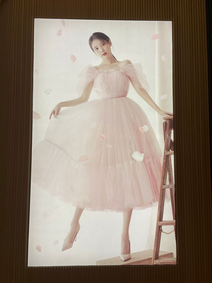 [잡담] 미친 아이유 새 사진 뜬 거 좀 봐바 | 인스티즈