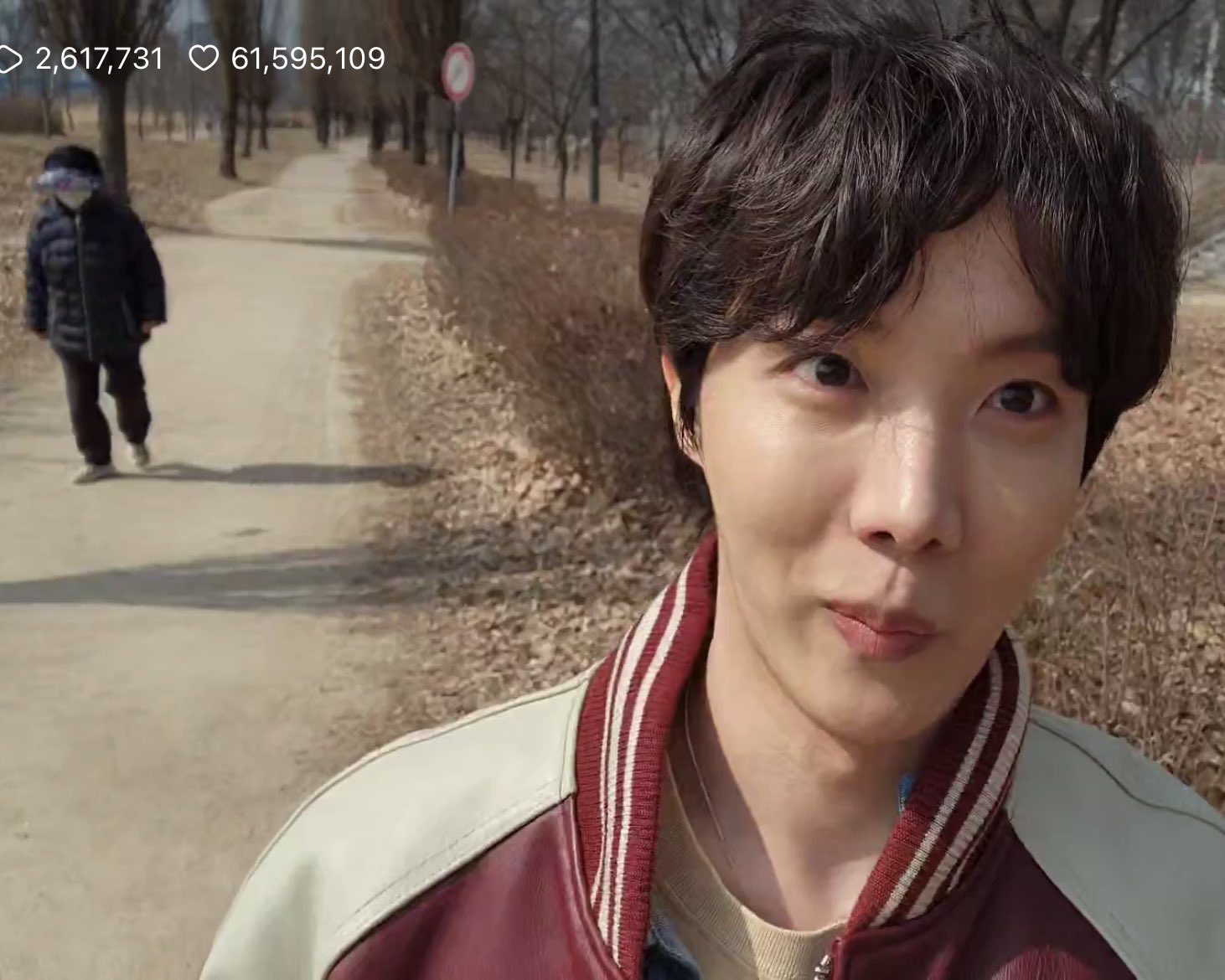 [잡담] 제이홉 야외 라이브 중인데 옆에 지나가시는분ㅋㅋㅋㅋㅋㅋㅋ | 인스티즈