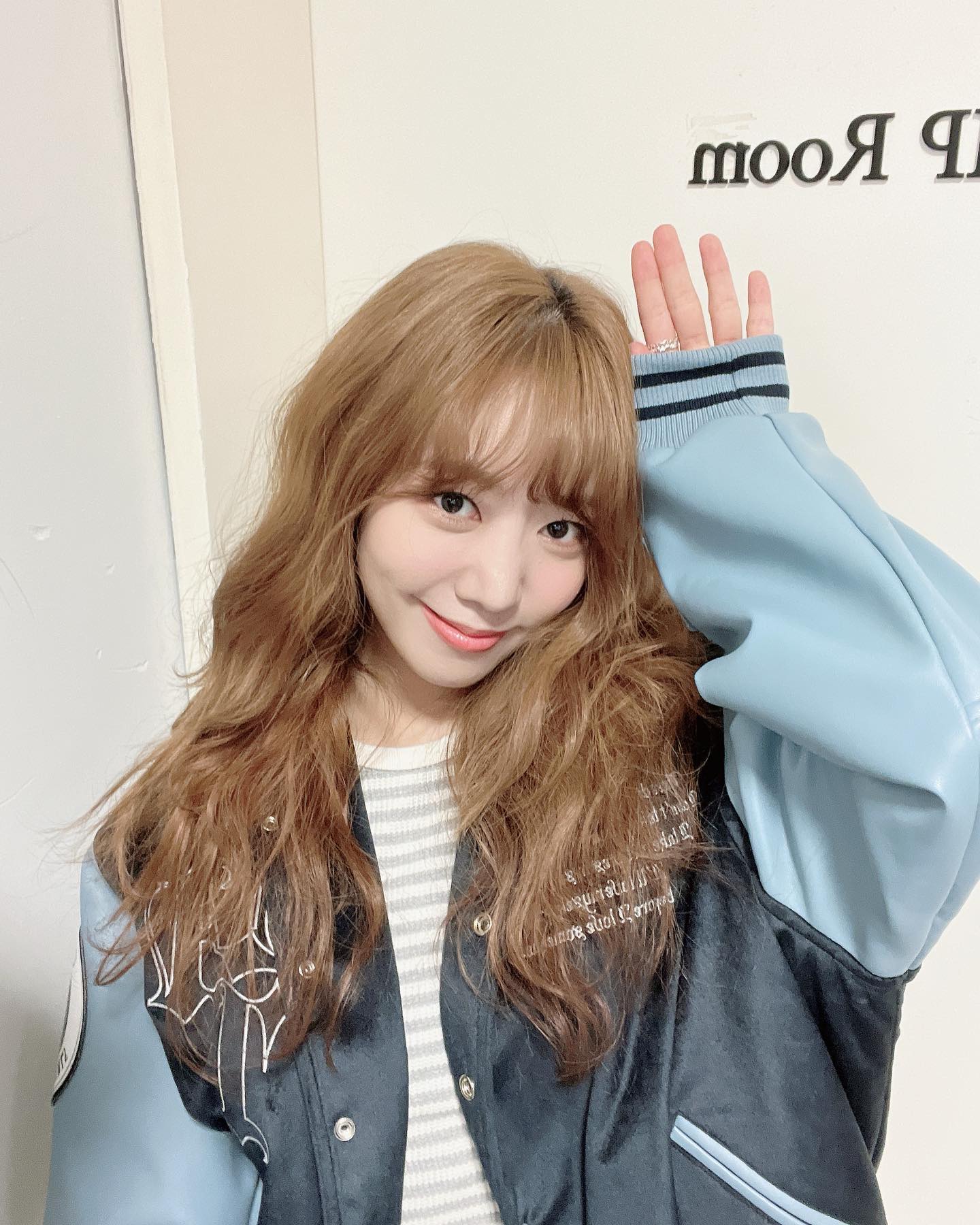 [잡담] 아 우리애들개웃기다...회사에서 포카용 포즈 리스트 만들어서준대 | 인스티즈