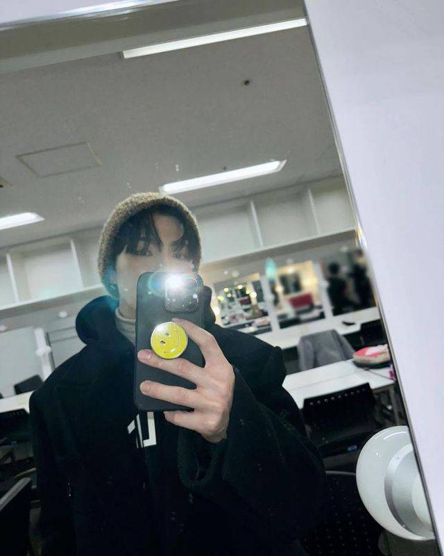 [잡담] 아이돌들 거울 셀카는 어떻게 찍는 거지?? | 인스티즈