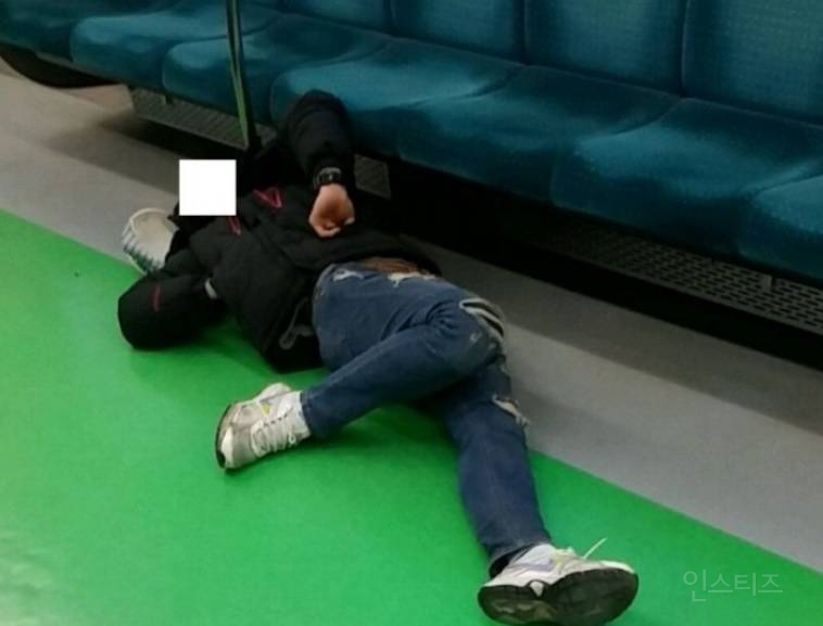 지방사람들이 부러워 하는 서울 지하철의 일상.jpg | 인스티즈