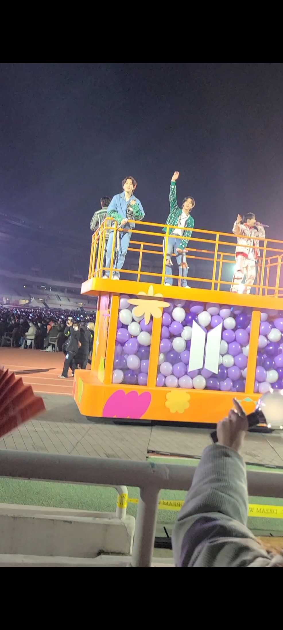 [잡담] 나 콘서트 방탄이랑 아이유갔었는데 너무좋았다 | 인스티즈