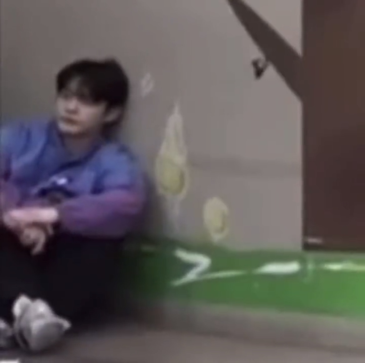 [잡담] 저화질의 김디웅 왜인지 내가 한손으로 집어갈 수 있을 것같아 | 인스티즈