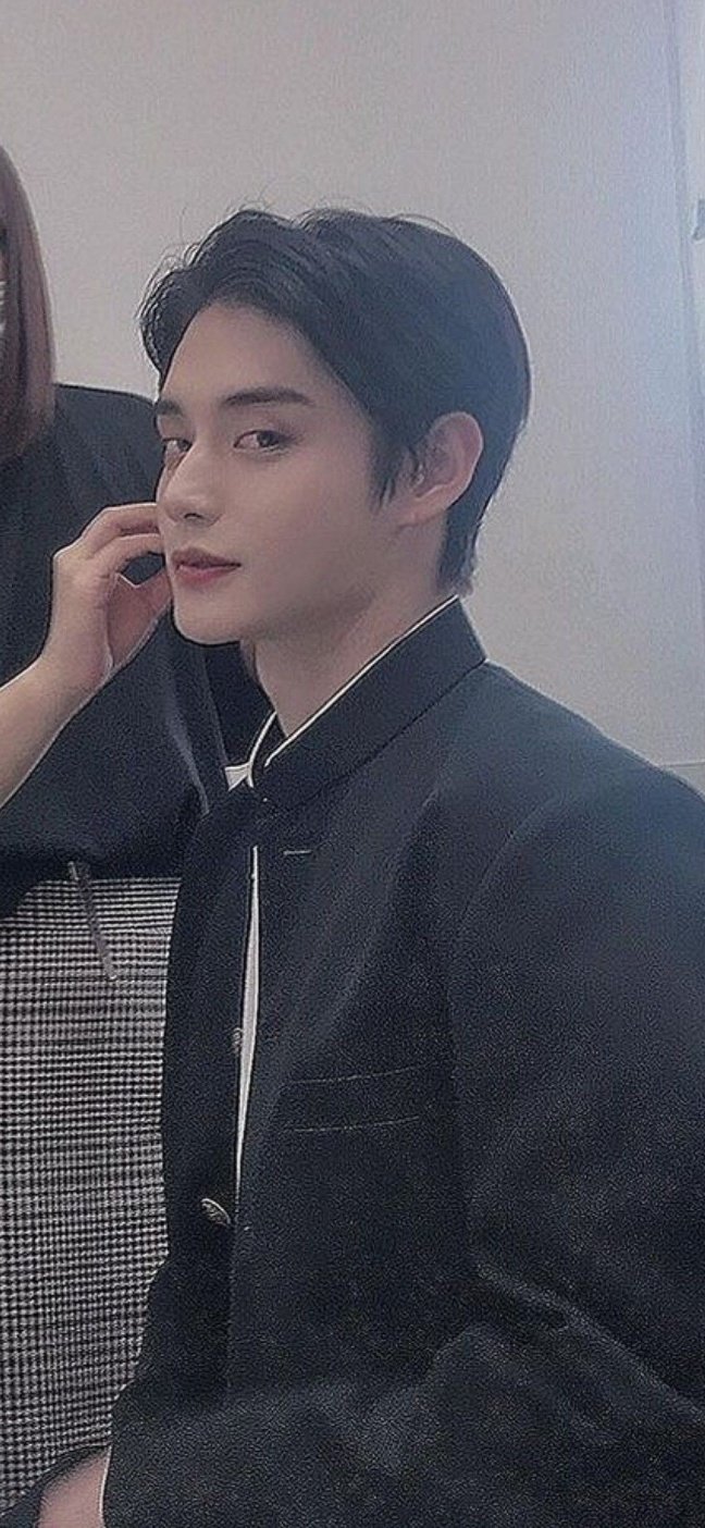[잡담] 가쿠란 입은 김지웅 너무 좋아,,, | 인스티즈