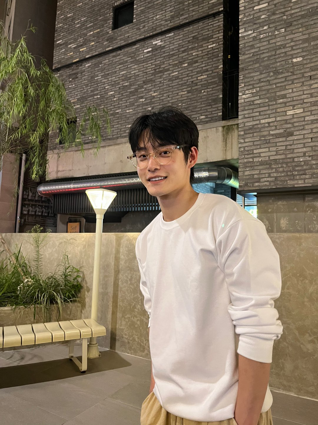 [잡담] 김지웅 얼굴.. 내 얼굴도 아닌데 막 자랑하고싶음.. | 인스티즈