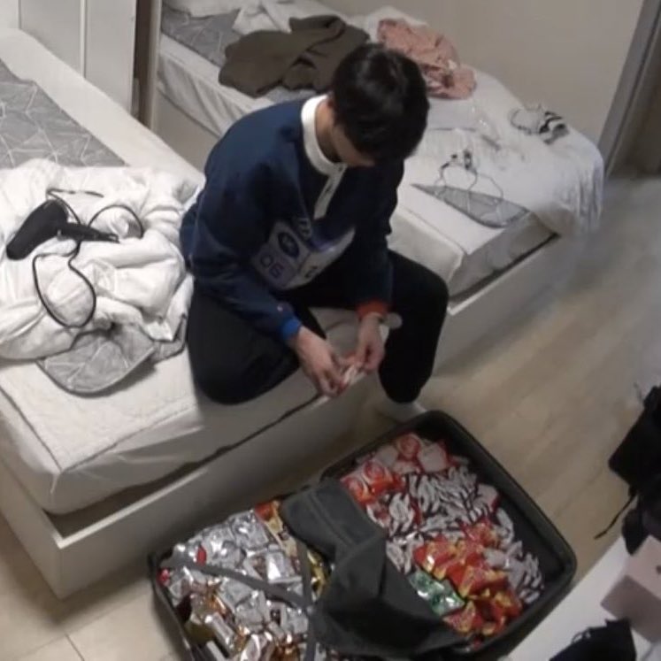 [잡담] 파이널까지 합숙이구나... 규빈이 과자 캐리어로 가져올만 했네 | 인스티즈