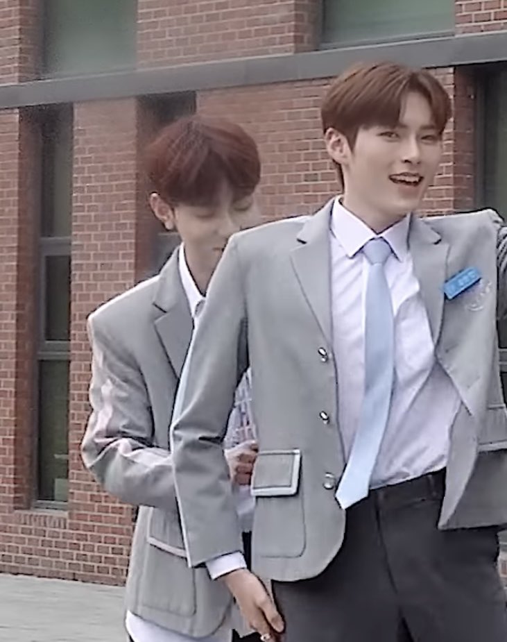 [잡담] 근데 이거 장하오군 성한빈 뒤에서 뭐하는겨?? | 인스티즈