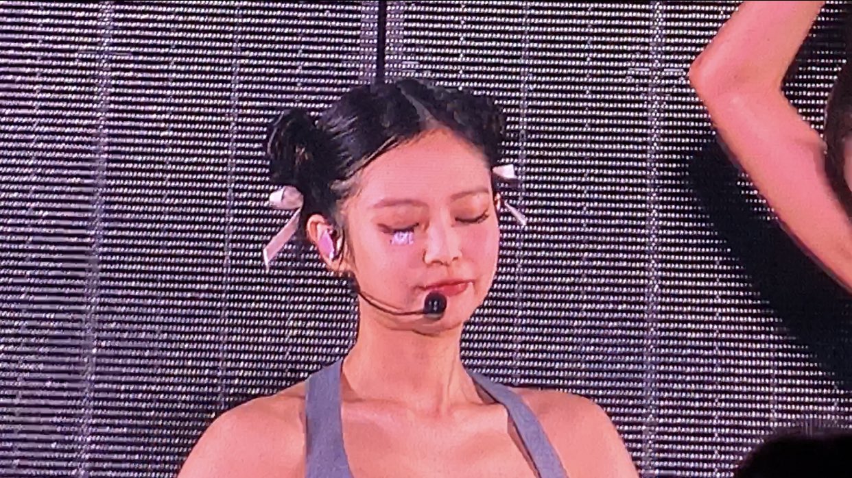 [잡담] 제니 작년부터 꾸준히 작은 리본 헤어스타일하는데 넘 이뻐 | 인스티즈