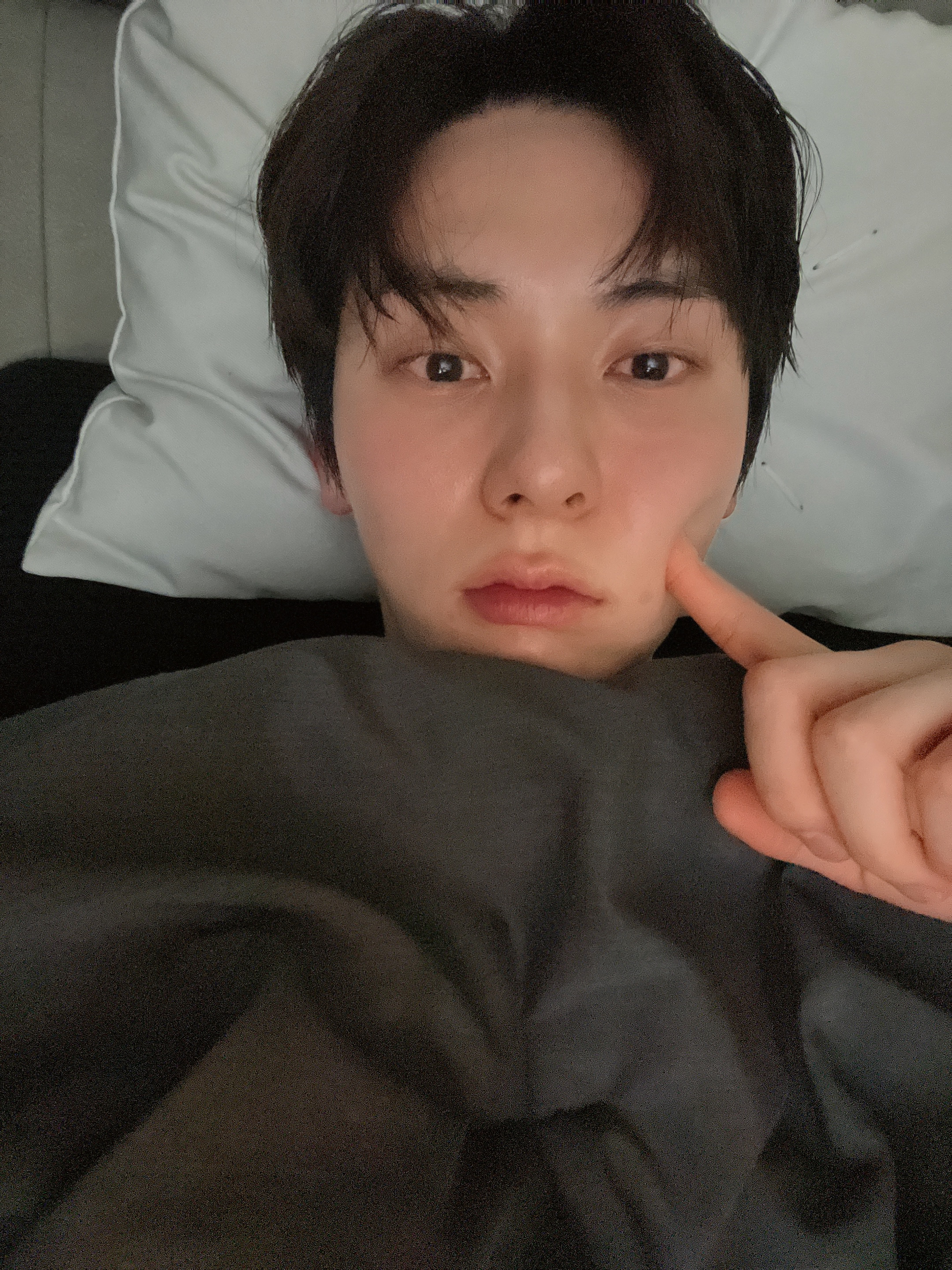 [잡담] 황민현 회식있어서 스탭들이랑 술 마신 상태에서도 위버스 올려줌ㅠㅠㅠㅠㅠㅠㅠㅠ | 인스티즈