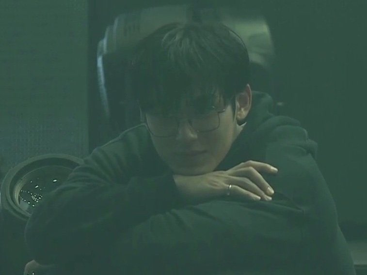 [잡담] 어두운데 김민규 표정 ㄹㅇ 유죄임 | 인스티즈