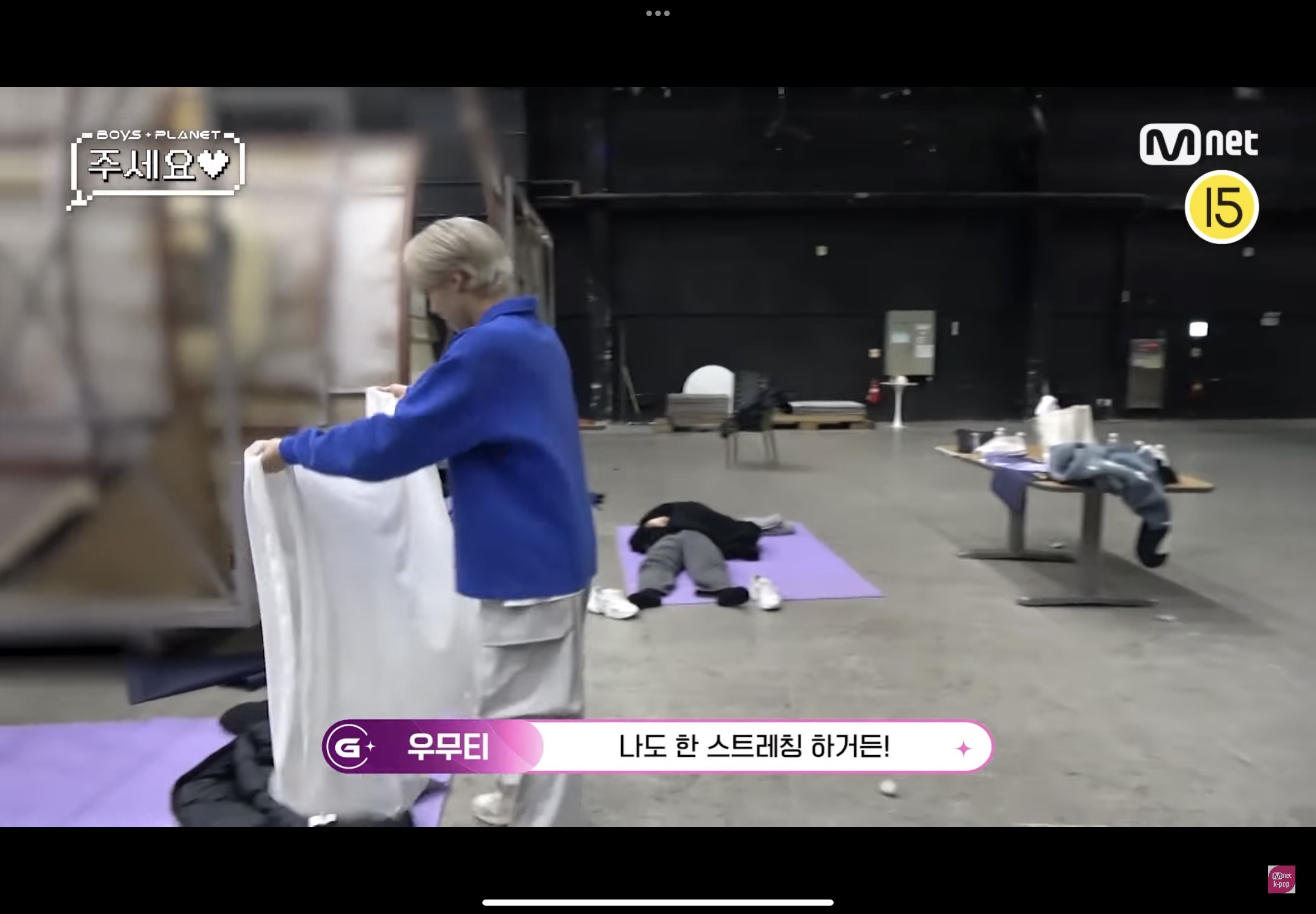 [잡담] 천관루이 뒤에 널부러진 거 누군뎈ㅋㅋㅋㅋㅋ | 인스티즈
